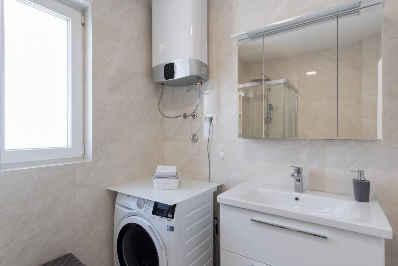 Sea View Apartment With Parking - Dina Макарска Екстериор снимка